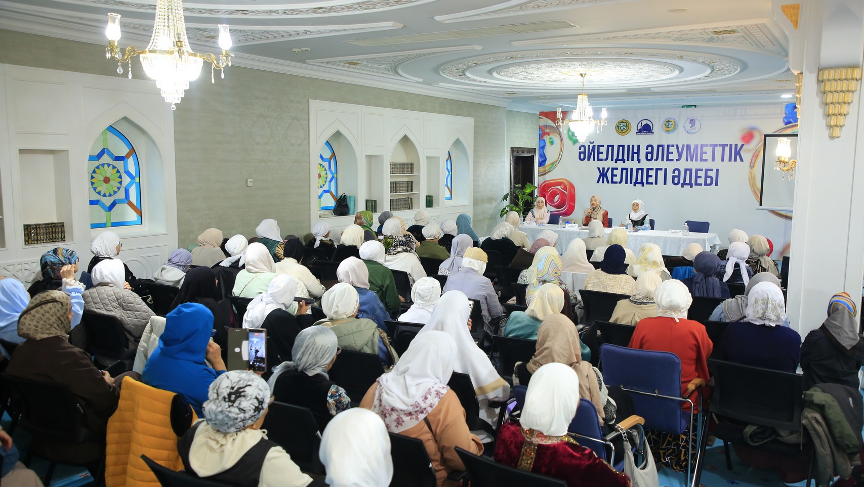 Балапанның мас болып, топтасып ұрысқанының порно фотосы